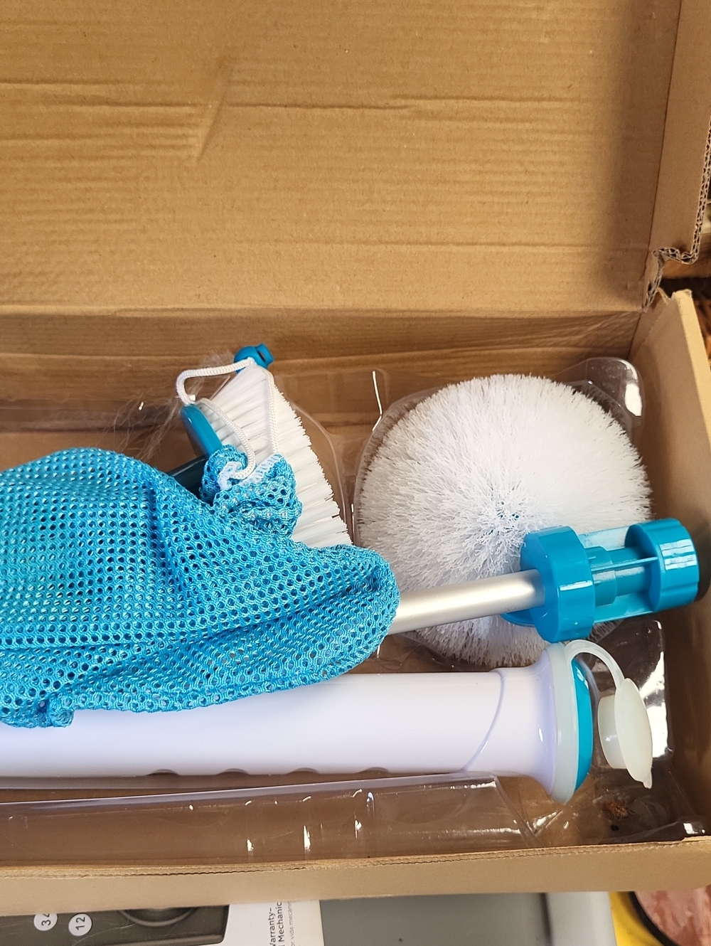 BlubHead Electric Scrubbing Brush Set in Bright Teal and White